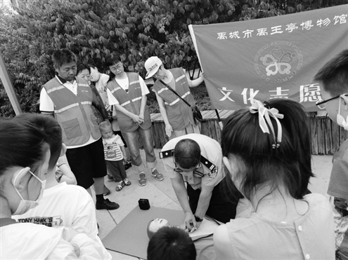 6月14日傍晚，在禹城市泺清河彩虹桥西广场，警察李光明跪地讲解心肺复苏术